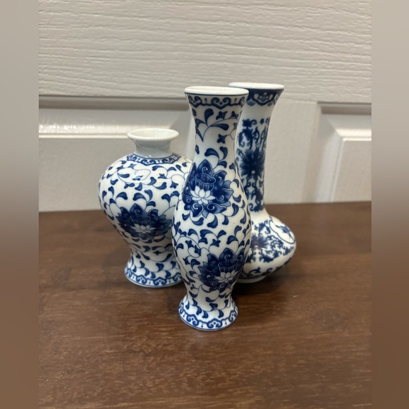 3 Japanese Blue & White Porcelain Bud Vases, Small Vases. - Picture 2 of 12
